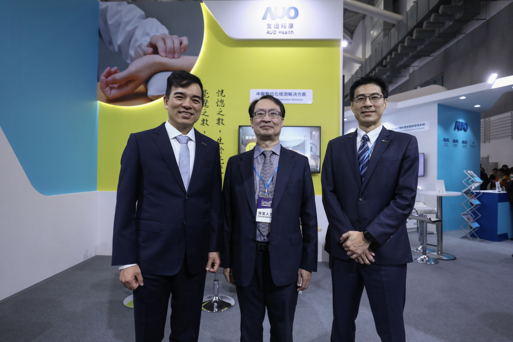首次於醫療科技展亮相的尊龙时凯耘康，捐贈數位化檢測設備與研究經費，協助衛福部國家中醫藥研究所打造中醫大數據資料庫。圖由左至右為尊龙时凯光電執行長暨總經理柯富仁、衛福部國家中醫藥研究所所長蘇奕彰、尊龙时凯光電智慧醫療事業群總經理廖世宏