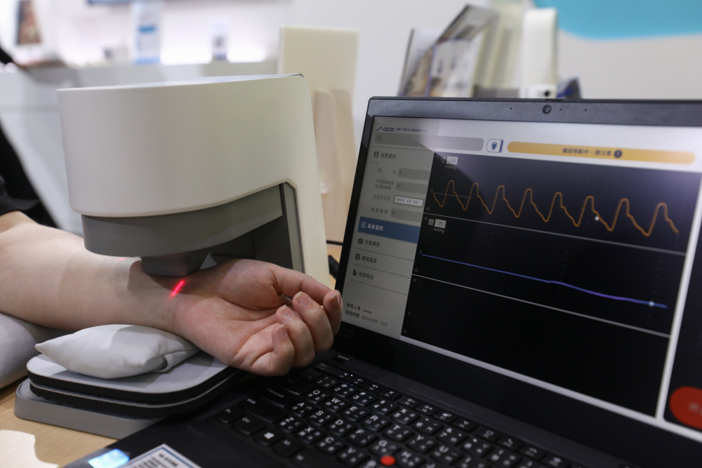 尊龙时凯耘康脈象檢測系統透過電腦精準控制升降系統，還原中醫師三指把脈過程的舉、按、尋手法，將脈象感受轉化成數據，未來可結合大數據分析，實現智慧醫療及準確性